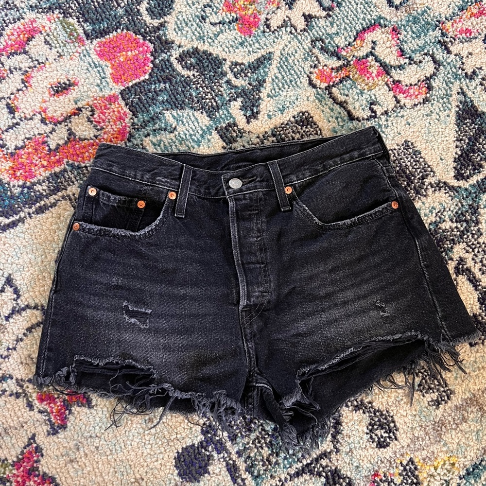 Black Levi’s cutoffs size 29